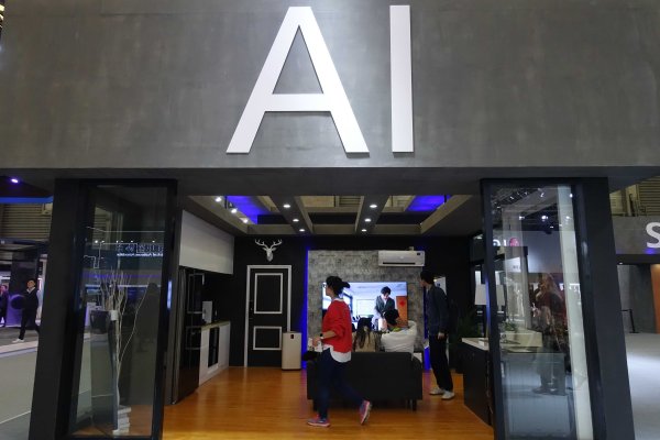 鑫策略 美国佛罗里达一购物中心发生爆炸 致10人受伤