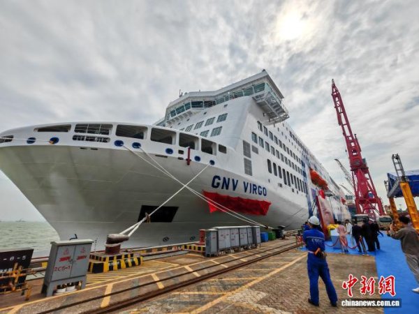金股配资网 中国首艘自主研发设计的双燃料客滚船在广州命名交付